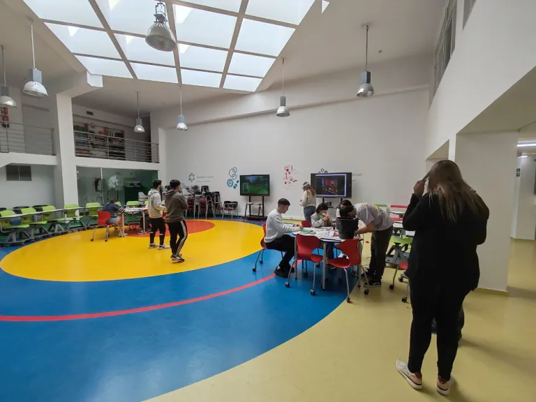 Aprendizaje activo y experimentación en un espacio educativo